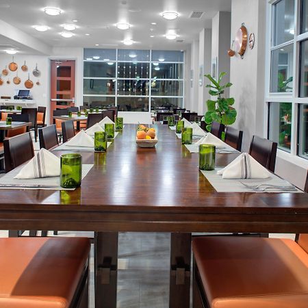 Holiday Inn Windsor - Wine Country By Ihg Экстерьер фото